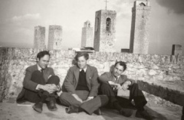 Patrick Heron, Peter Lanyon et Giles Heron sur un toit terrasse à San Gimignano 1953 © Tate