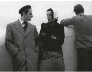 Francis Davison et Margaret Mellis sur le ferry Douvre - Calais, 1948-49, photographie tirée de la biographie Francis Davison par Andrew Lambirth, Sansom & Company