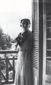 Lydia Delectorskaya sur le balcon de la villa Le Rêve, Vence