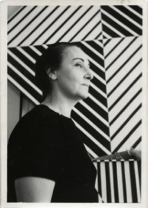 Carmen Herrera devant Black and White, 1952, Photo: Courtesy Alison Klayman.